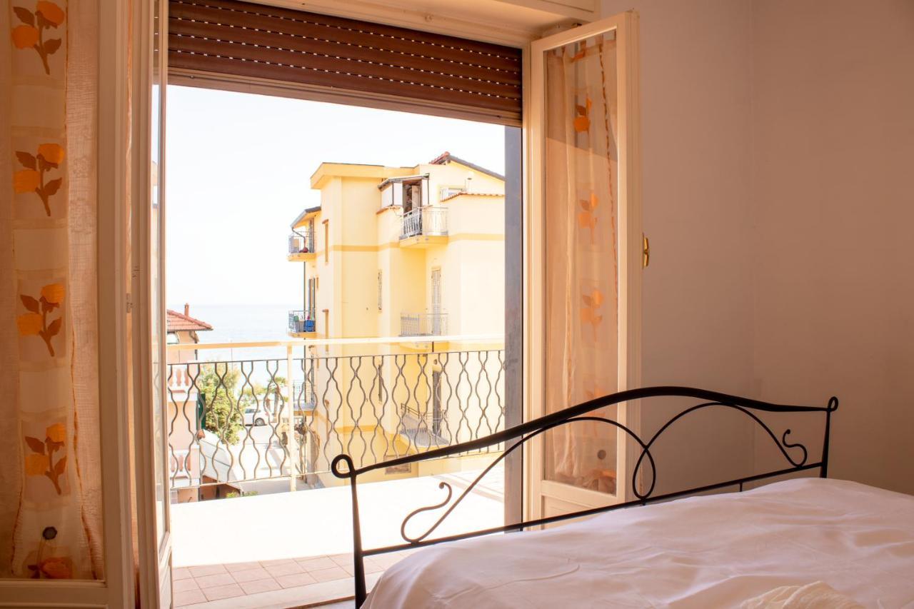 Posto Auto Gratuito Relax A 30 Metri Dal Mare Appartement Riva Ligure Buitenkant foto